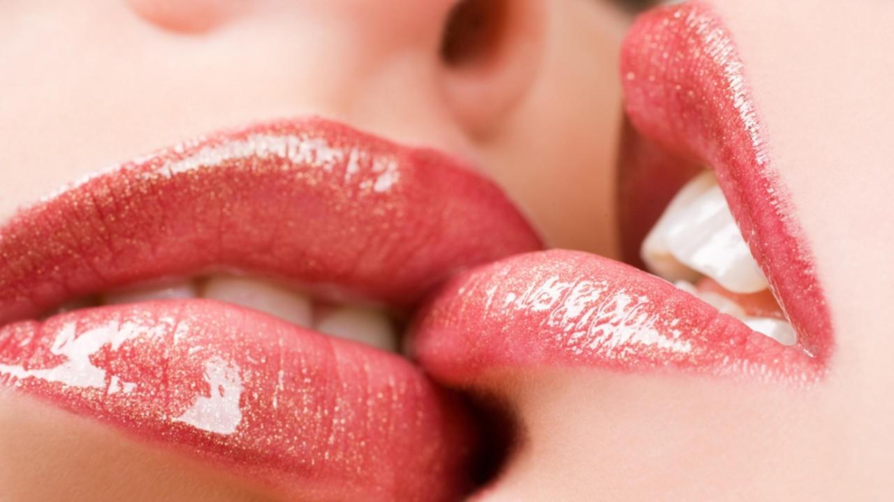Twee vrouwen lippen kussend