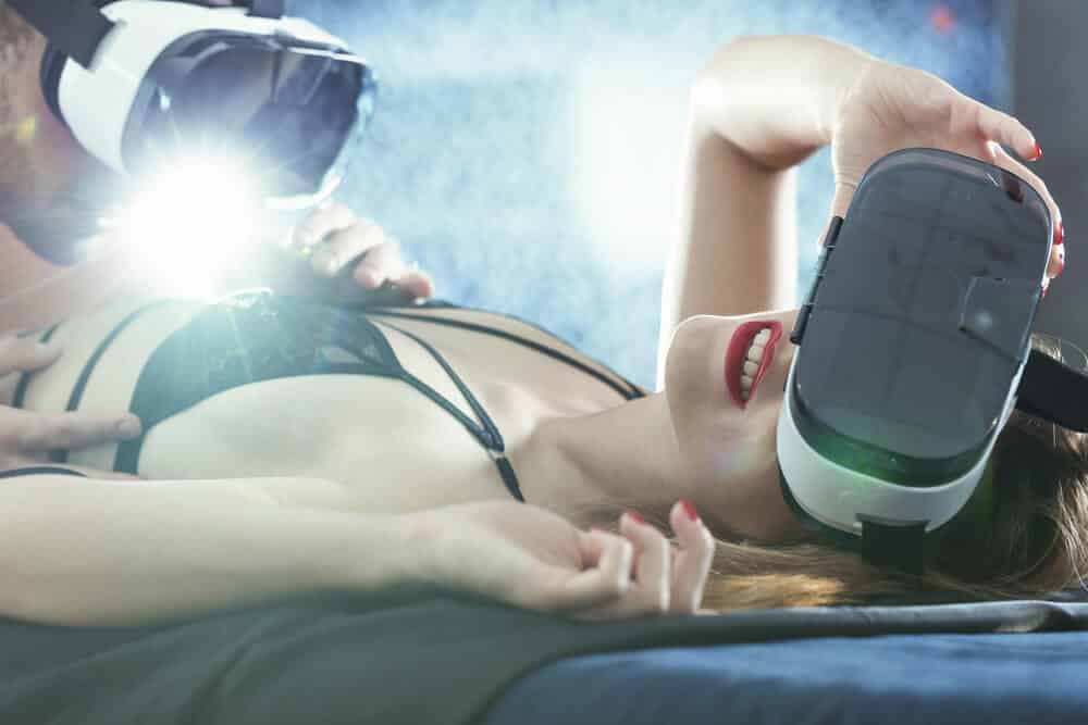 Sexy vrouw op bed met VR bril