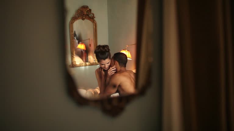 Sexy man en vrouw in een spiegel