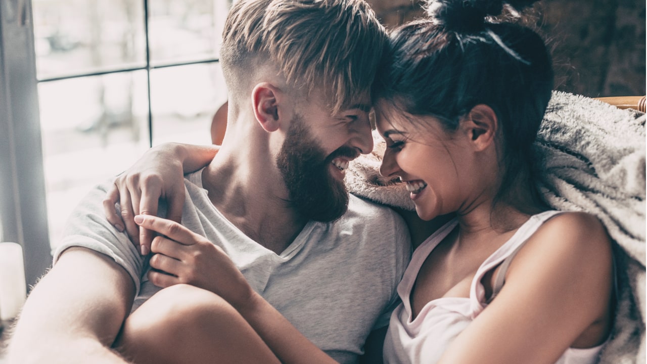 Man en vrouw zijn aan het lachen samen