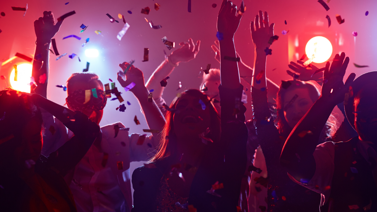 Mannen en vrouwen aan het dansen op een festival