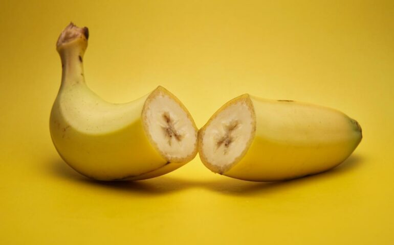 Een banaan in tweeën gebroken