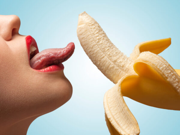 Vrouw likt aan een banaan