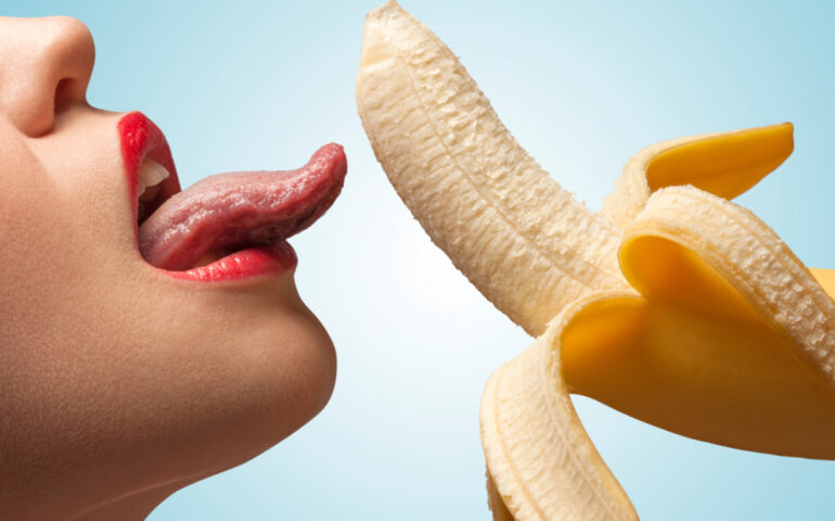 Vrouw likt aan een banaan