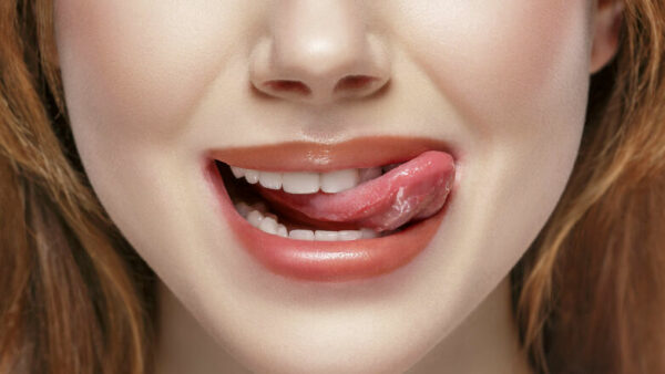 Vrouw met tong uit haar mond