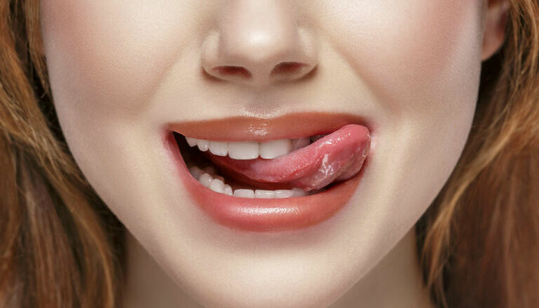 Vrouw met tong uit haar mond