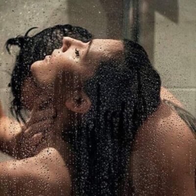 Man en vrouw onder de douche