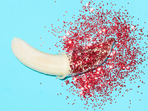 Een banaan met rode glitters erop