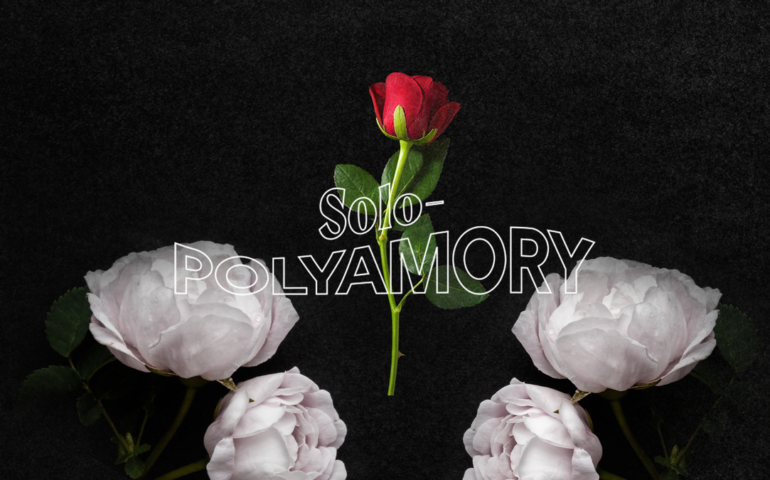 Rode roos met tekst solo-poly met witte rozen