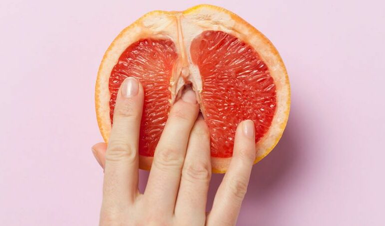 Sinaasappel met vingers erin