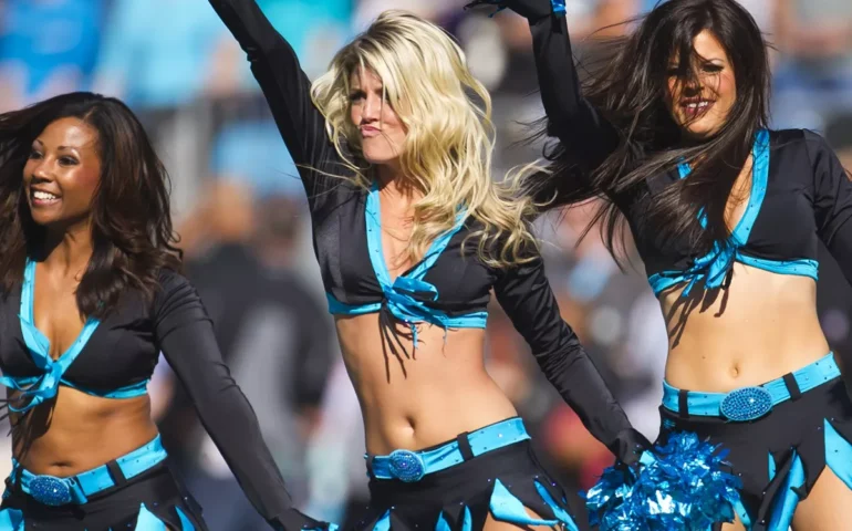 een paar sexy cheerleaders