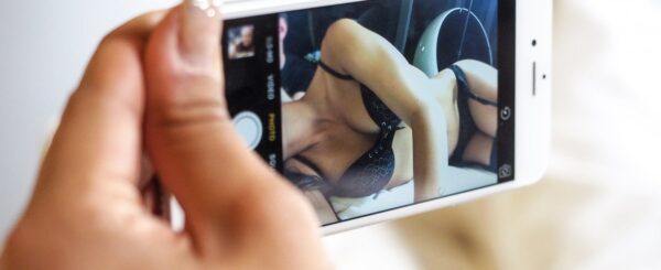 Sexy smartphonefoto van vrouw in ondergoed