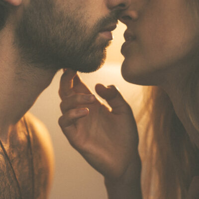 Man en vrouw willen elkaar kussen