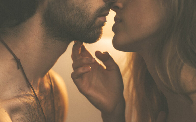 Man en vrouw willen elkaar kussen