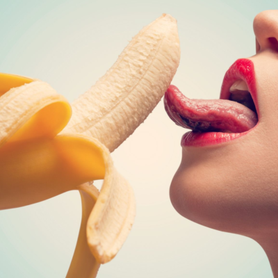 Woman likt aan een banaan