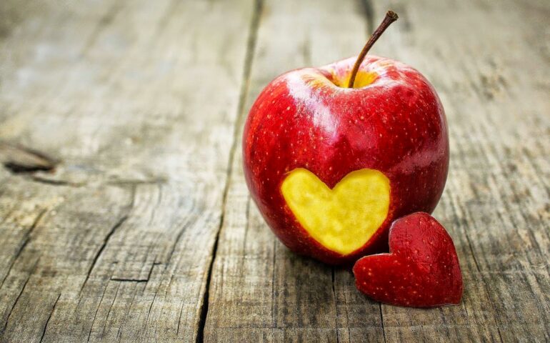 Apple woth a heart