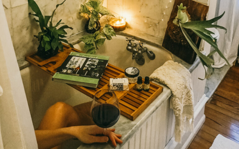 Bath with wine and plants