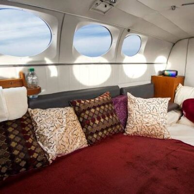 Romantisch bed in een vliegtuig