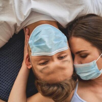 Man en vrouw met mondkapjes op