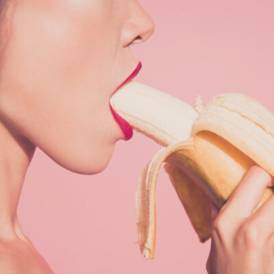 Vrouw eet een banaan