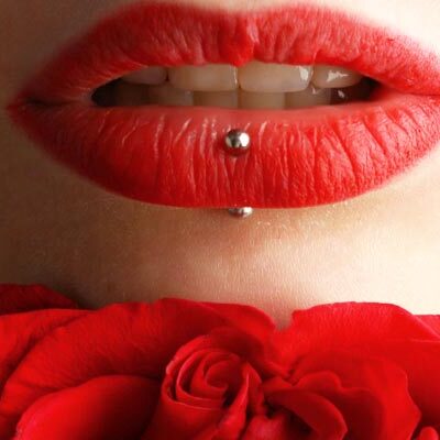 Vrouw met rode lippen en rode roos