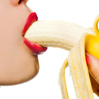 Vrouw eet een banaan