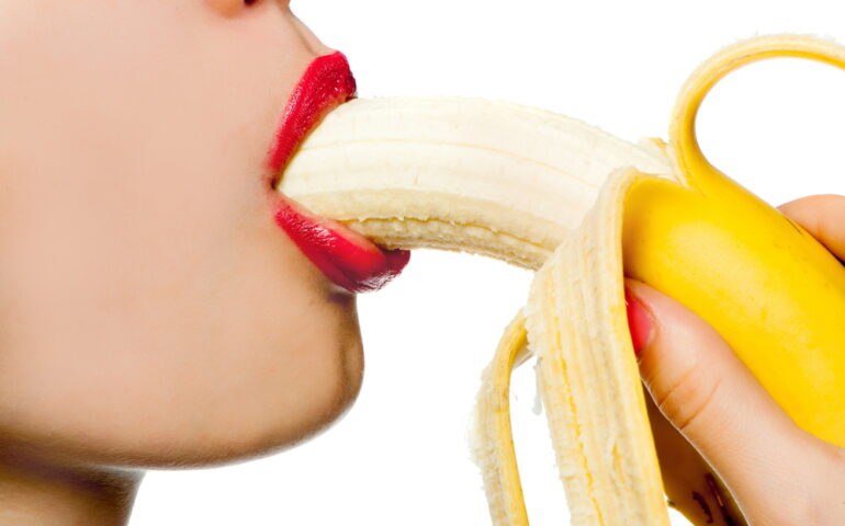 Vrouw eet een banaan