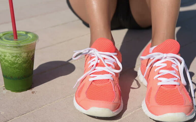 Woman met hartdloopschoenen en sapje