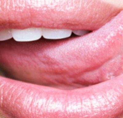 Vrouw met haar tong uit haar mond