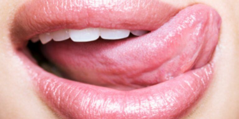 Vrouw met haar tong uit haar mond