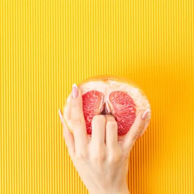 Grapefruit met vingers erin