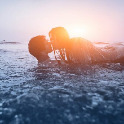 Man en vrouw in het water/strand