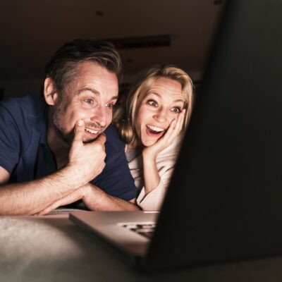 Man en vrouw kijken samen porna
