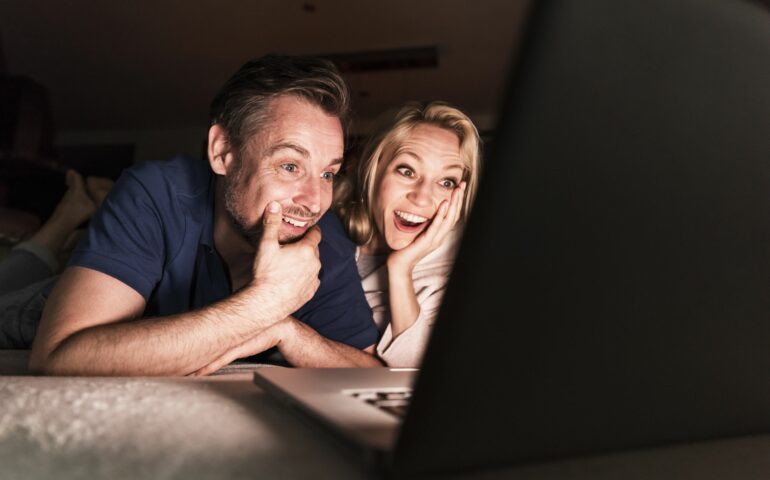 Man en vrouw kijken samen porna