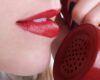Vrouw met rode lipstick en telefoon